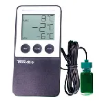 Termómetro digital con sonda para frigoríficos y congeladores. TRACEABLE. Rango de temperatura (ºC): -50 a 70. Resolución (°C): 1. Precisión (ºC): ±1. Sondas: 1 botella tamponada.Volumen de suministro: Termómetro, sonda de botella, cinta adhesiva, pilas AAA, guía de inicio rápido y certificado Traceable.