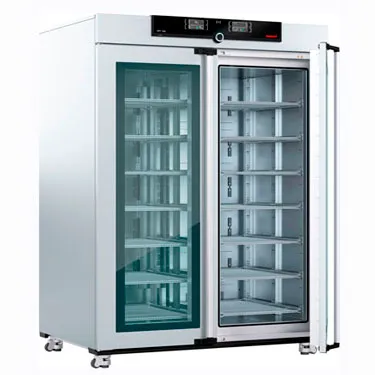 Incubador refrigerado por Peltier IPP1400eco. MEMMERT. Vol. (l): 1.360. Dim. int. AnxAlxPr (mm): 1.250x1.450x750. Dim. ext. AnxAlxPr (mm): 1.435x1.913x905 (Pr. +56 mm de la manilla de la puerta). Equipamiento: 4 rejillas de acero inoxidable, electropulidas. Rango Temp. (ºC): 15 (mín. 10 debajo temperatura ambiente) a +60