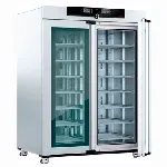 Incubador refrigerado por Peltier IPP1400eco. MEMMERT. Vol. (l): 1.360. Dim. int. AnxAlxPr (mm): 1.250x1.450x750. Dim. ext. AnxAlxPr (mm): 1.435x1.913x905 (Pr. +56 mm de la manilla de la puerta). Equipamiento: 4 rejillas de acero inoxidable, electropulidas. Rango Temp. (ºC): 15 (mín. 10 debajo temperatura ambiente) a +60