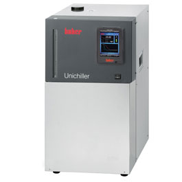 Unichiller P007w. HUBER. Con controlador Pilot ONE, refrigerado por agua y con una bomba de recirculación aumentada para aplicaciones con elevada pérdida de presión. Rango de temperatura (ºC): De -20 a 40. Estabilidad temperatura (ºC): ± 0,5. Caudal (L/min) - Presión (bar): 25 - 2,5. Volumen (L): 3,8. Dimensiones An x Al x Pr (mm): 350x622x496
