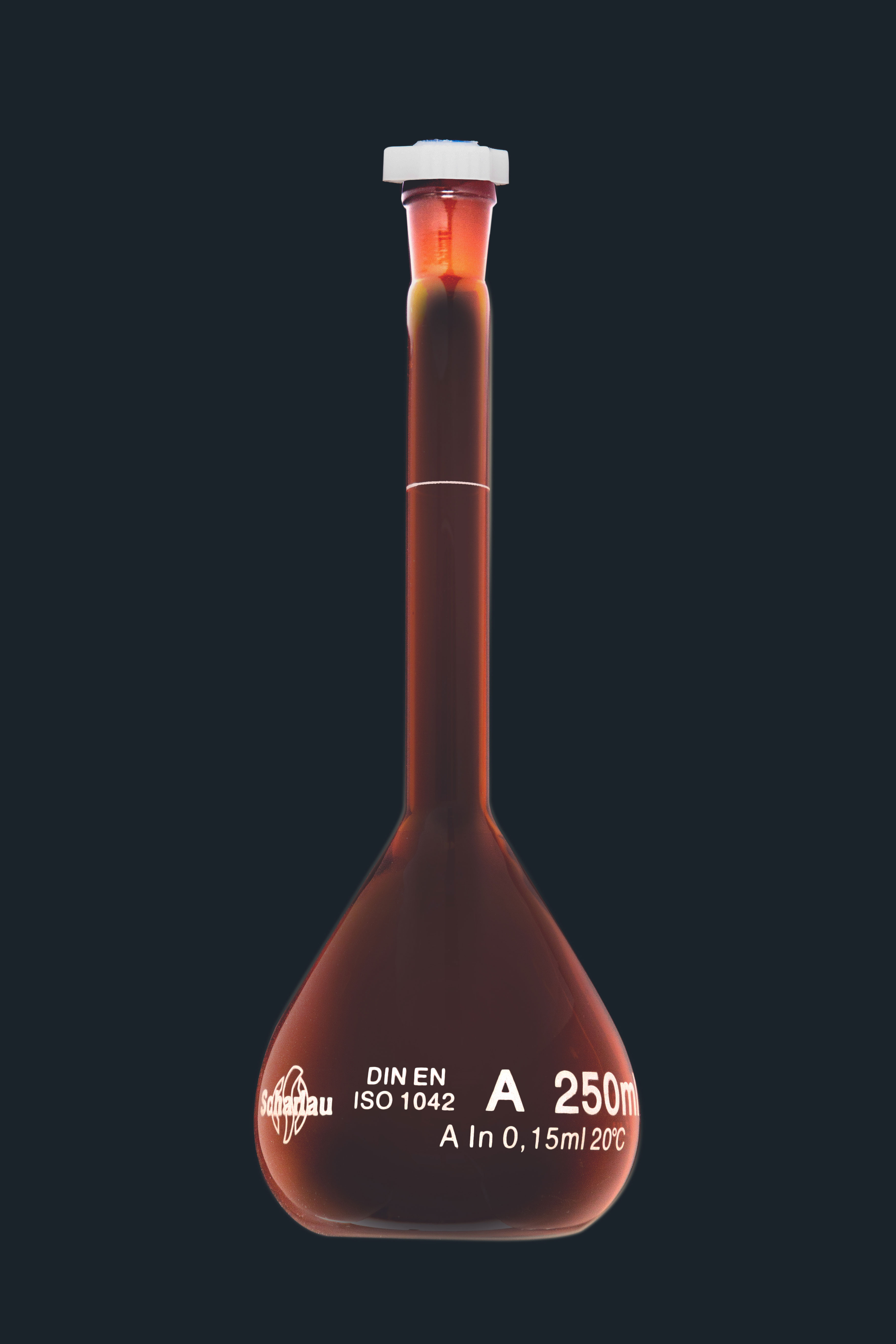 Matraz aforado, vidrio ámbar, clase A, con tapón de PE, nº de lote y certificado de conformidad. ISO 1042. Capacidad (ml): 50. Hembra: 12/21. SCHARLAU