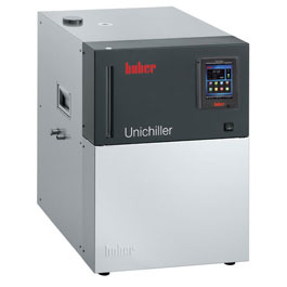 Unichiller P022w. HUBER. Con controlador Pilot ONE, refrigerado por agua y con una bomba de recirculación aumentada para aplicaciones con elevada pérdida de presión. Rango de temperatura (ºC): De -20 a 40. Estabilidad temperatura (ºC): ± 0,5. Caudal (L/min) - Presión (bar): 25 - 2,5. Volumen (L): 3,8. Dimensiones An x Al x Pr (mm): 420x579x487