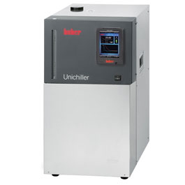 Unichiller P012w. HUBER. Con controlador Pilot ONE, refrigerado por agua y con una bomba de recirculación aumentada para aplicaciones con elevada pérdida de presión. Rango de temperatura (ºC): De -20 a 40. Estabilidad temperatura (ºC): ± 0,5. Caudal (L/min) - Presión (bar): 25 - 2,5. Volumen (L): 3,8. Dimensiones An x Al x Pr (mm): 350x622x496