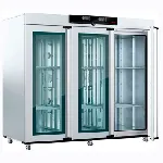 Incubador refrigerado por Peltier IPP2200ecoplus. MEMMERT. Vol. (l): 2.140. Dim. int. AnxAlxPr (mm): 1.972x1.450x750. Dim. ext. AnxAlxPr (mm): 2.157x1.913x905 (Pr. +56 mm de la manilla de la puerta). Equipamiento: 6 rejillas de acero inoxidable, electropulidas. Rango Temp. (ºC): 15 (mín. 10 debajo temperatura ambiente) a +60