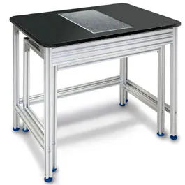 Mesa de pesaje YPS-03. KERN. Compuesta de: Placa de granito pulido de 49 kg. como superficie de trabajo integrada, montada sobre elementos de goma absorbentes. Mesa de trabajo para marcos de perfil de aluminio y patas de apoyo de altura regulable.