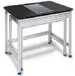 Mesa de pesaje YPS-03. KERN. Compuesta de: Placa de granito pulido de 49 kg. como superficie de trabajo integrada, montada sobre elementos de goma absorbentes. Mesa de trabajo para marcos de perfil de aluminio y patas de apoyo de altura regulable.