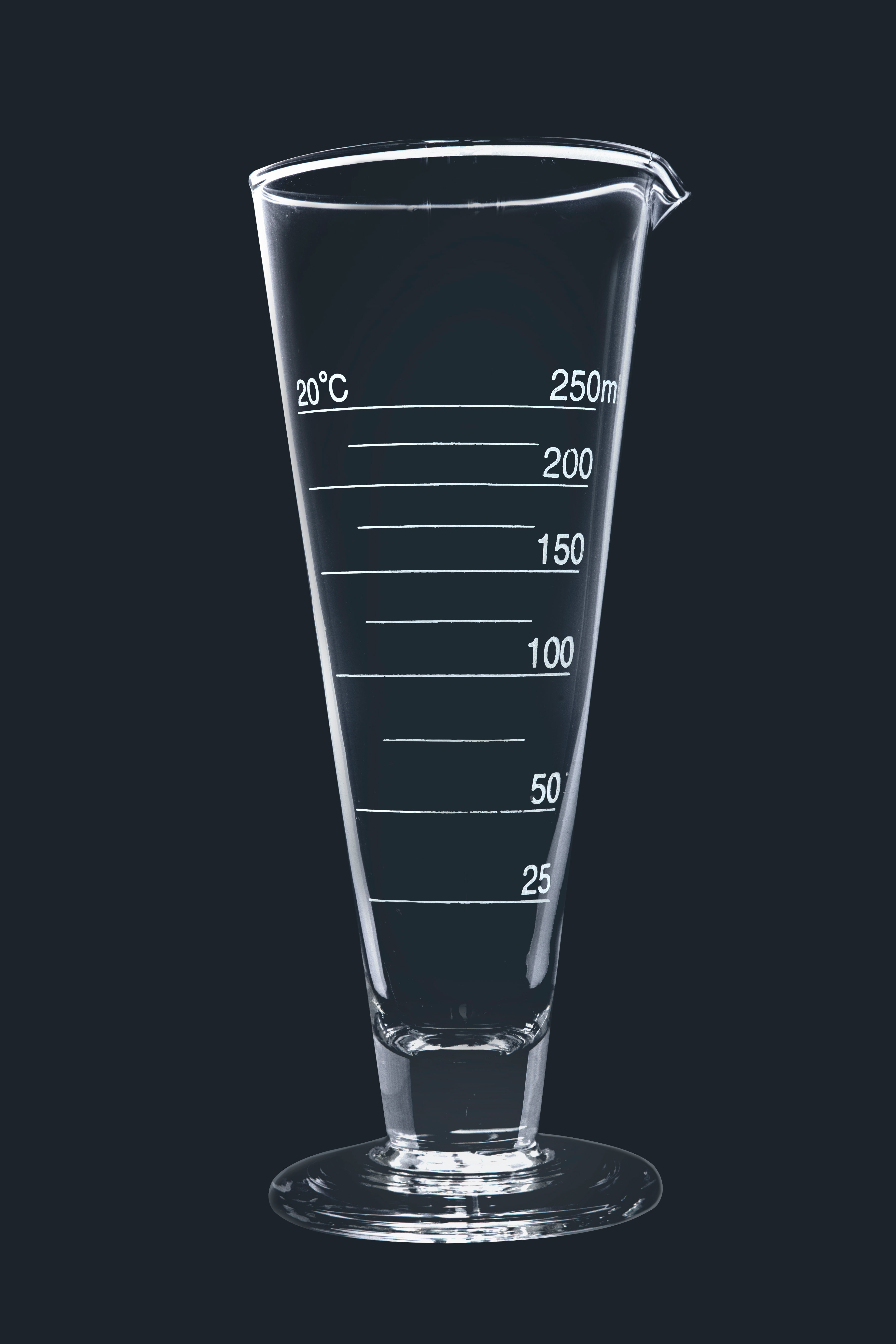 Copa graduada de 2000 ml., graduación en 40 ml., vidrio soda