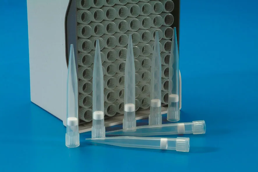 Punta con filtro para pipetas automáticas. De 100-1000µl con corona. Vol. (µl): 100-1.000. Color: Natural. Tipo: Eppendorf con filtro. Pres.: Rack estéril. Marca: Kartell. Comp.: Gilson, Eppendorf, Socorex, Biohit, Nichiryo, Brand