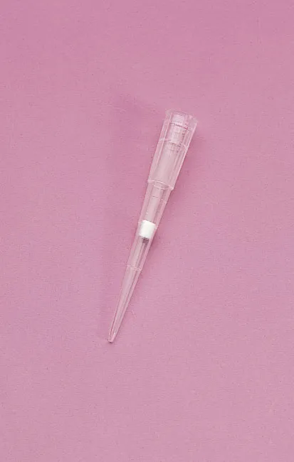 Punta con filtro para pipetas automáticas. De 5-100µl. Volumen (µl): 5-100. Color: Natural. Tipo: Eppendorf con filtro. Pres.: Rack estéril. Marca: Kartell. Comp.: Kartell (pl100), Gilson (p100), Eppendorf (10-100µl), Socorex, Biohit, Nichiryo, Brand