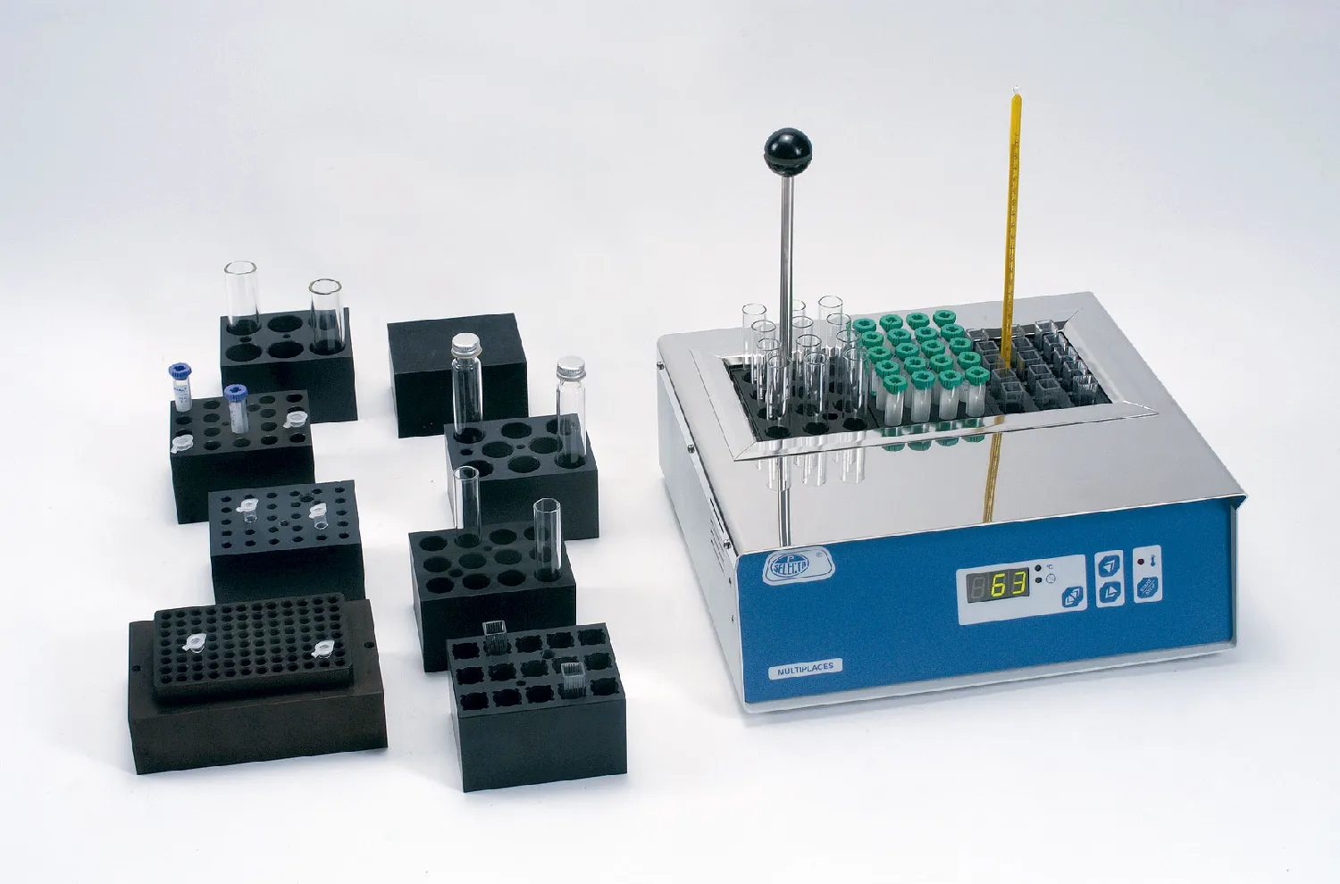 Bloque térmico Multiplaces. J.P. SELECTA. Termostato. Temperatura (°C): 30-200. Estabilidad (°C): ±0,75. Homogeneidad (%): ±1,5. Error de lectura (%): ±2. Resolución (°C): 1. Dim. ext. AlxAnxPr (cm): 11x31x31. Consumo (W): 700