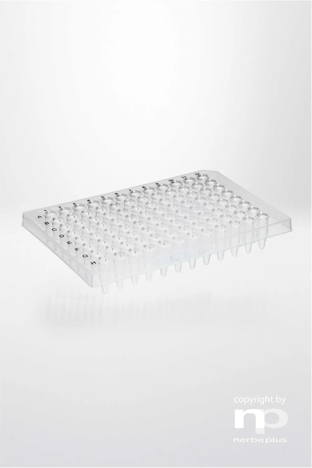 Placas para PCR. NERBE-PLUS. Capacidad: 96x0,2 ml. Tipo: Semi faldón. Resist. centrif (g): 6000. Color: Transparente. Esterilidad: PCR Ready.