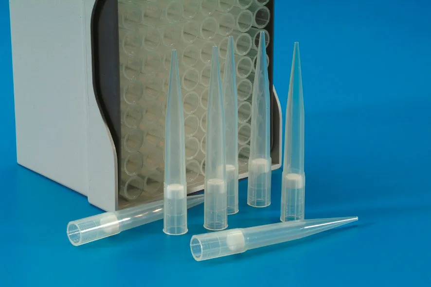 Punta con filtro para pipetas automáticas. De 50-1000µl. Vol. (µl): 100-1000. Color: Natural. Tipo: Eppendorf con filtro. Presentación: Rack estéril. Marca: Kartell. Compatibilidad: Gilson, Eppendorf, Socorex, Biohit, Nichiryo, Brand